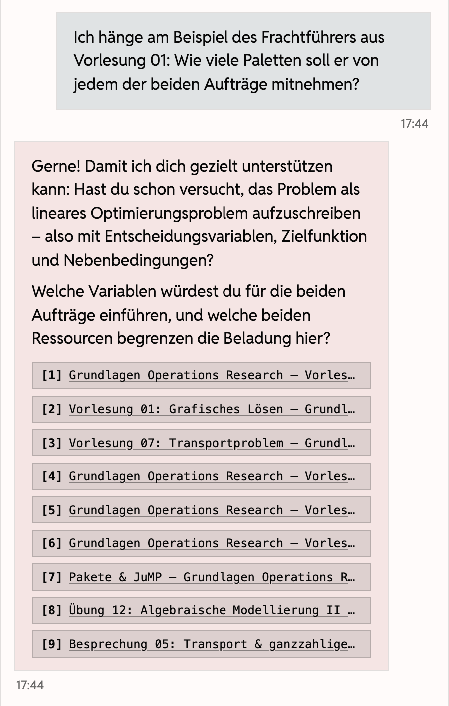 Bildschirmfoto einer Unterhaltung mit dem Kurs-Chatbot. Gefragt wird, wie viele Paletten der Frachtführer aus Vorlesung 01 von jedem der beiden Aufträge mitnehmen soll. Der Chatbot antwortet mit Rückfragen nach Entscheidungsvariablen, Zielfunktion und Nebenbedingungen und nennt unter der Antwort neun Quellen, darunter Vorlesung 01, weitere Vorlesungen, eine Übung und eine Besprechung.